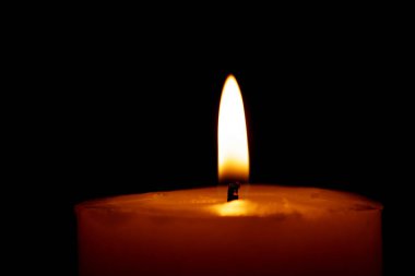 Mum yanıkları Siyah arkaplanda yalıtılmış.