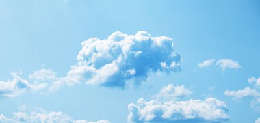 Yazın mavi gökyüzü ve beyaz güzel bulutlar