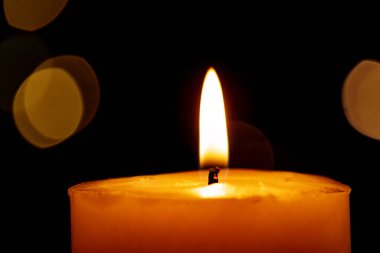 Noel Işıkları Odaklanmamış Bokeh ile Karartma Arkaplanda Mum Yanıkları