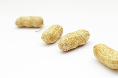 Fıstık ezmesi. Beyaz arka planda izole edilmiş kavrulmuş fındık