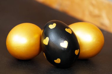 Altın, siyah ve beyaz Paskalya yumurtaları