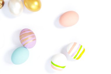 Beyaz arka planda Paskalya yumurtaları. Paskalya Günü
