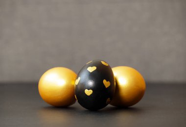 Altın, siyah ve beyaz Paskalya yumurtaları