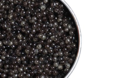 Siyah mersin balığı havyarı. Mersin balığı havyarı kavanozdaki beyaz arka planda izole edilmiş. Üst görünüm.