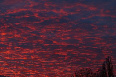 Hafif renkli bulutlu bulutlu bulutlu gün batımı