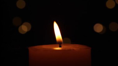 Mum siyah arka planda izole edilmiş dumanla sönüyor ve Noel Işıkları Odaksız Bokeh