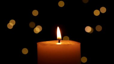 Noel Işıkları Odaklanmamış Bokeh ile Karartma Arkaplanda Mum Yanıkları