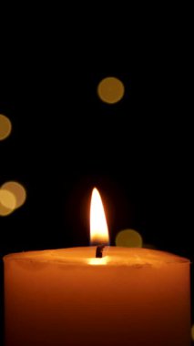 Noel Işıkları Odaklanmamış Bokeh ile Karartma Arkaplanda Mum Yanıkları