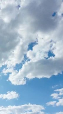 Mavi gökyüzü, yumuşak beyaz bulutlar ve güneş. Soyut zaman dilimi, bulutlu gökyüzü