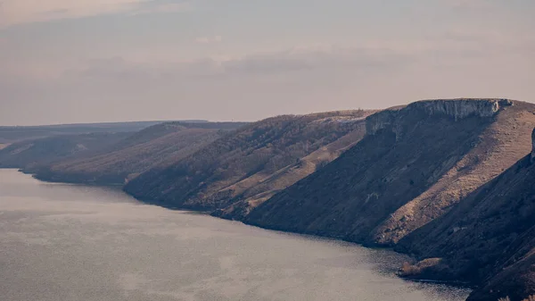 Nehir kenarındaki nehir suyu insanları Ukrayna Ukrayna bozkır bozkır ağaçları su kuşunun yakınındaki su kuşunun yukarısındaki su karısındaki insanlar bozkırdaki adamlar su çimenleri arka planındaki arka planda