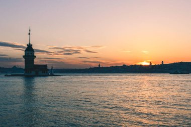 kedi, İstanbul, gemi zili, balıklı martı kuşu, Akdeniz, Galata Kulesi, Altın Boynuz, horozlu kız, deniz, arka plan, bayrak, Türk bayrağı, siyahlı kadınlar, sokak draması, sokaktaki korku, Müslüman kadın