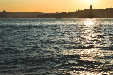 kedi, İstanbul, gemi zili, balıklı martı kuşu, Akdeniz, Galata Kulesi, Altın Boynuz, horozlu kız, deniz, arka plan, bayrak, Türk bayrağı, siyahlı kadınlar, sokak draması, sokaktaki korku, Müslüman kadın