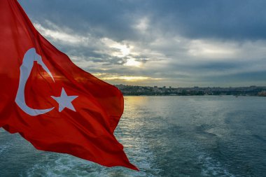 kedi, İstanbul, gemi zili, balıklı martı kuşu, Akdeniz, Galata Kulesi, Altın Boynuz, horozlu kız, deniz, arka plan, bayrak, Türk bayrağı, siyahlı kadınlar, sokak draması, sokaktaki korku, Müslüman kadın
