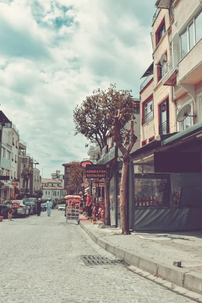 kedi, İstanbul, gemi zili, balıklı martı kuşu, Akdeniz, Galata Kulesi, Altın Boynuz, horozlu kız, deniz, arka plan, bayrak, Türk bayrağı, siyahlı kadınlar, sokak draması, sokaktaki korku, Müslüman kadın