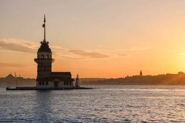 kedi, İstanbul, gemi zili, balıklı martı kuşu, Akdeniz, Galata Kulesi, Altın Boynuz, horozlu kız, deniz, arka plan, bayrak, Türk bayrağı, siyahlı kadınlar, sokak draması, sokaktaki korku, Müslüman kadın