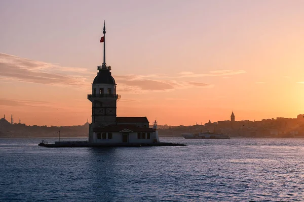 kedi, İstanbul, gemi zili, balıklı martı kuşu, Akdeniz, Galata Kulesi, Altın Boynuz, horozlu kız, deniz, arka plan, bayrak, Türk bayrağı, siyahlı kadınlar, sokak draması, sokaktaki korku, Müslüman kadın