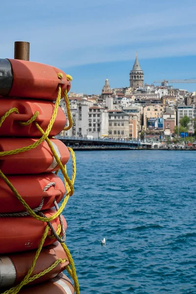 kedi, İstanbul, gemi zili, balıklı martı kuşu, Akdeniz, Galata Kulesi, Altın Boynuz, horozlu kız, deniz, arka plan, bayrak, Türk bayrağı, siyahlı kadınlar, sokak draması, sokaktaki korku, Müslüman kadın