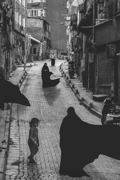 kedi, İstanbul, gemi zili, balıklı martı kuşu, Akdeniz, Galata Kulesi, Altın Boynuz, horozlu kız, deniz, arka plan, bayrak, Türk bayrağı, siyahlı kadınlar, sokak draması, sokaktaki korku, Müslüman kadın