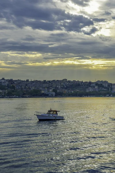 kedi, İstanbul, gemi zili, balıklı martı kuşu, Akdeniz, Galata Kulesi, Altın Boynuz, horozlu kız, deniz, arka plan, bayrak, Türk bayrağı, siyahlı kadınlar, sokak draması, sokaktaki korku, Müslüman kadın