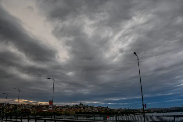 kedi, İstanbul, gemi zili, balıklı martı kuşu, Akdeniz, Galata Kulesi, Altın Boynuz, horozlu kız, deniz, arka plan, bayrak, Türk bayrağı, siyahlı kadınlar, sokak draması, sokaktaki korku, Müslüman kadın