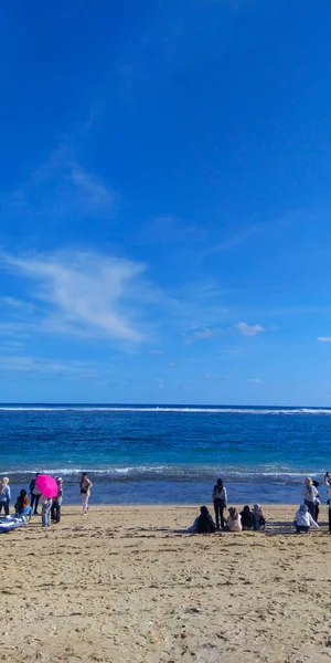 Kuta Indonesia Sierpień 2022 Duża Grupa Lokalnych Turystów Wakacjach Plaży — Zdjęcie stockowe