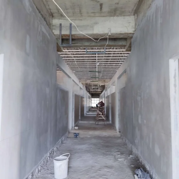 建設中の校舎の教室に至る回廊 — ストック写真