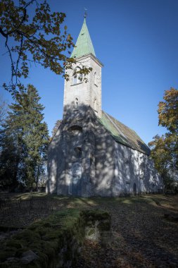 6. yüzyılın başında inşa edilen Kirbla kilisesi Estonya 'daki en küçük taş kiliselerden biridir..