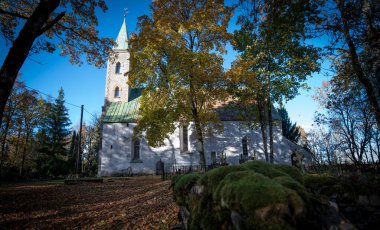 6. yüzyılın başında inşa edilen Kirbla kilisesi Estonya 'daki en küçük taş kiliselerden biridir..