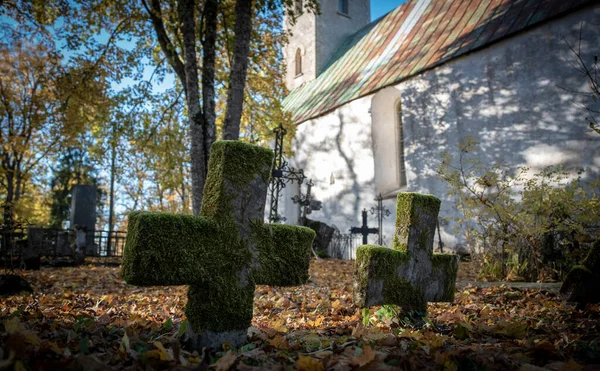 基尔布拉教堂建于6世纪初 是爱沙尼亚最小的石制教堂之一 — 图库照片