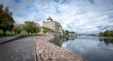 Narva kalesi ve Ivangorod kalesi. Estonya-Rusya Sınırı