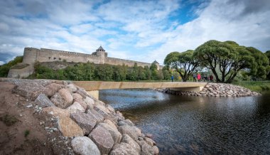 Narva kalesi ve Ivangorod kalesi. Estonya-Rusya Sınırı