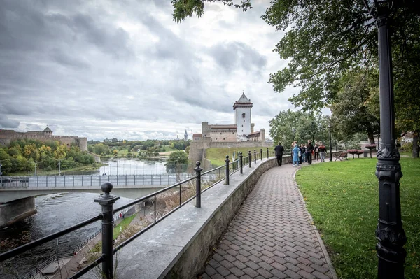 Narva kalesi ve Ivangorod kalesi. Estonya-Rusya Sınırı