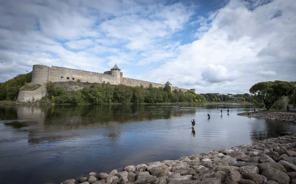 Narva kalesi ve Ivangorod kalesi. Estonya-Rusya Sınırı