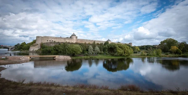 Narva kalesi ve Ivangorod kalesi. Estonya-Rusya Sınırı