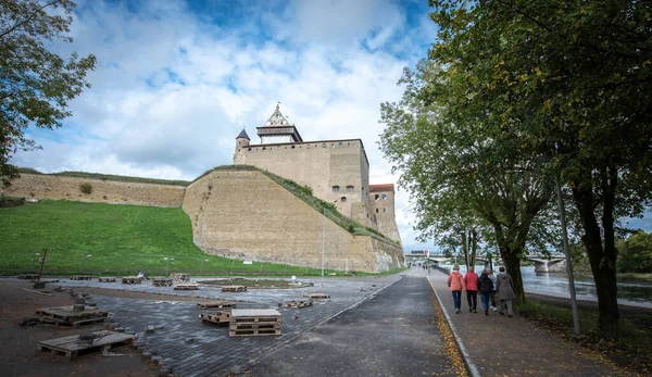 Narva kalesi ve Ivangorod kalesi. Estonya-Rusya Sınırı