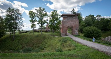 Viljandi Kalesi Harabeleri ve Şehir Merkezi