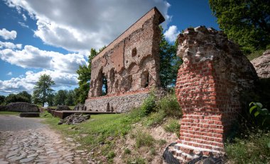 Viljandi Kalesi Harabeleri ve Şehir Merkezi