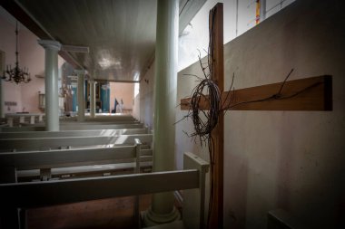 bir odadaki ahşap masa