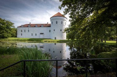 Koluvere malikane parkı ve kalesi