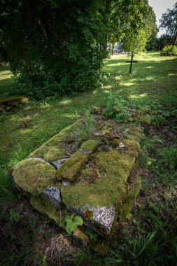 Mrjamaa Kilisesi ve mezarlığı. Estonya