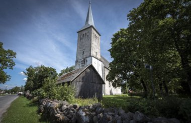 Mrjamaa Kilisesi ve mezarlığı. Estonya