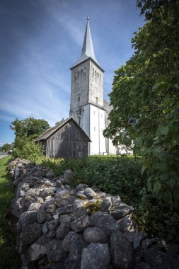 Mrjamaa Kilisesi ve mezarlığı. Estonya