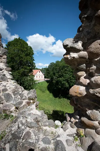 Viljandi Kalesi Harabeleri ve Şehir Merkezi