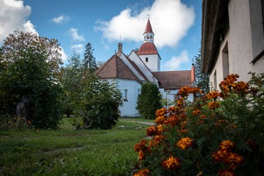 Protodiyakoz şehidi Aziz Lawrence 'a adanmış Kuusalu Kilisesi, Kuzey Estonya' daki en eski taş kiliselerden biri olarak kabul ediliyor.