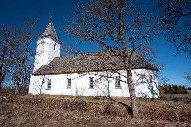 İlkbaharda kırsaldaki kilise.