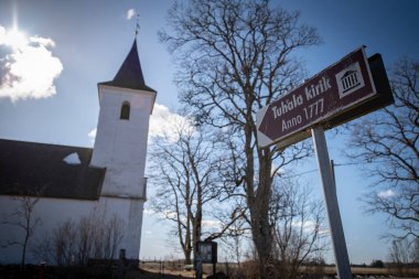 İlkbaharda kırsaldaki kilise.