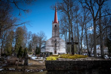 Jrva Kontluğu 'nun Ambla' daki en eski kilisesi 13. yüzyılda tamamlandı. Estonya
