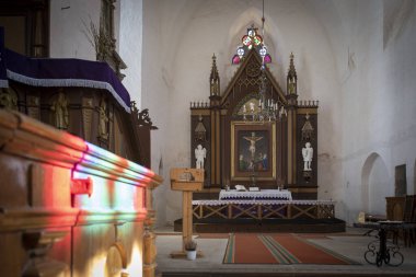 Eski kilisenin içinde.