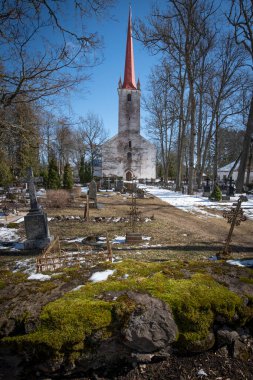 Jrva Kontluğu 'nun Ambla' daki en eski kilisesi 13. yüzyılda tamamlandı. Estonya