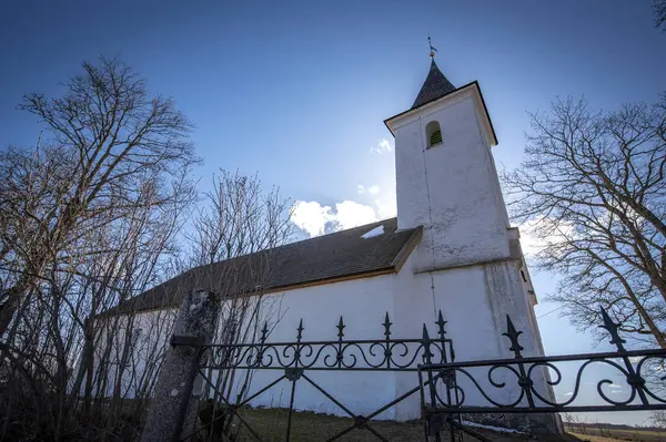 Lkbaharda Kırsaldaki Kilise — Stok fotoğraf